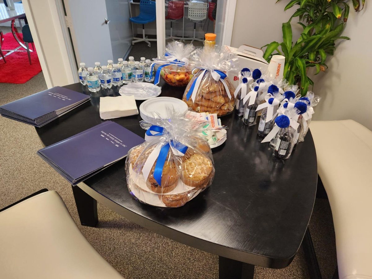 REMAXREX1's tweet image. 📸 Yesterday's learning meeting was a blast with these amazing ladies from our team! 💼👩💼 

At RE/MAX, we believe in investing in our agents' development to provide the best service to our clients. 🏡

#EmpoweredWomen #AgentTeam #RealEstateIndustry  #REMAXREXFamily