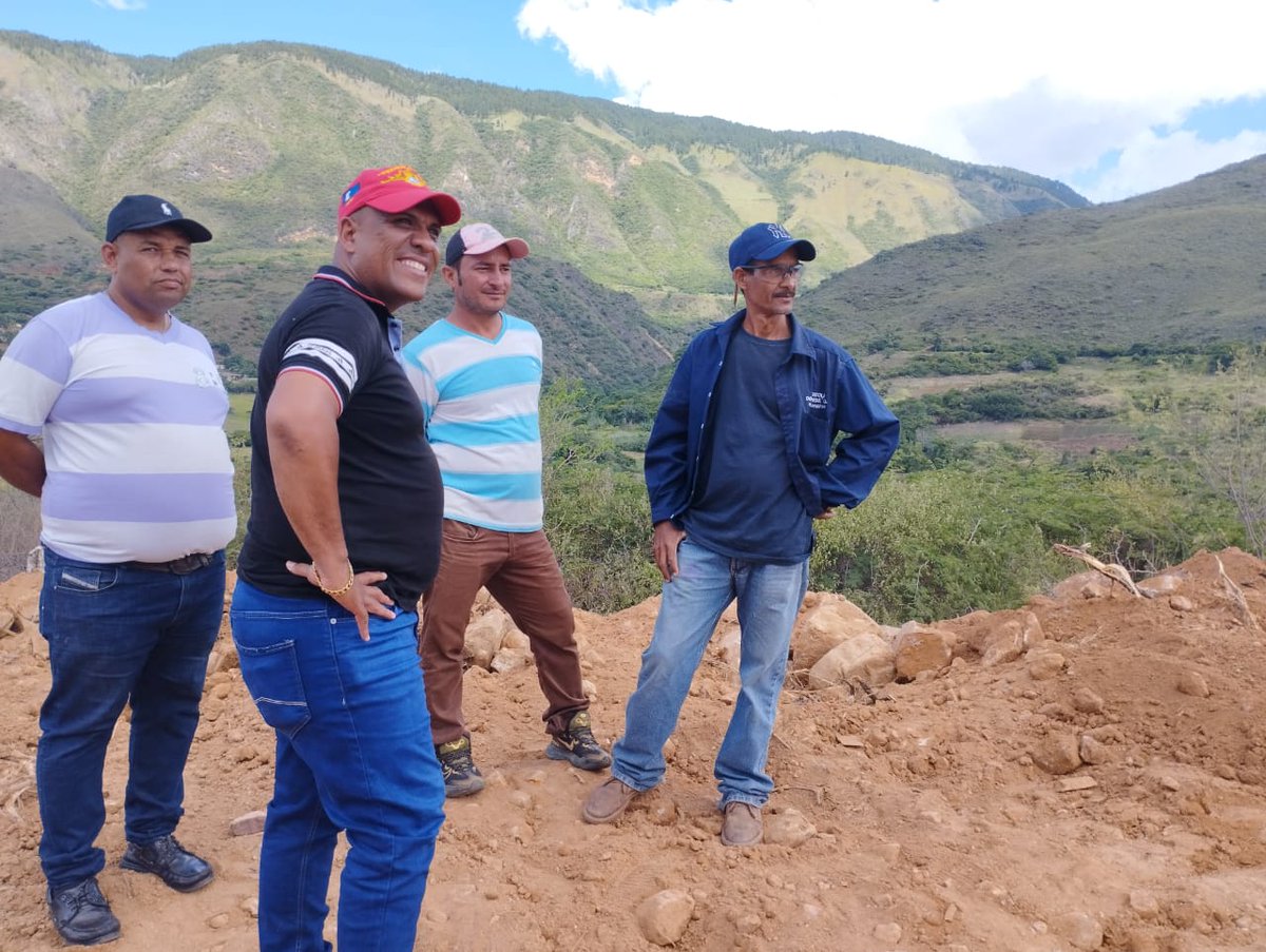 Seguimos con el apoyo a la comunidad Quebrada Negra por el deslave. Trabajando El Poder Popular, <a href="/NicolasMaduro/">Nicolás Maduro</a> <a href="/AdolfoP_Oficial/">Adolfo Pereira Gobernador</a> <a href="/psuv_felix/">FélixLinaresofcPSUV</a>  
#DelegadoConElPueblo 
<a href="/ConElMazoDando/">Con el Mazo Dando</a> <a href="/dcabellor/">Diosdado Cabello R</a> <a href="/JackieCPSUV/">Jacqueline Faria</a> <a href="/LuisJonasReyes/">Luis Jonás Reyes</a> <a href="/luisreyespsuv/">Luis Reyes Reyes</a> <a href="/BlancaRomeroVa/">Blanca Romero Vargas 🇻🇪</a> <a href="/AlbertoIsarza/">albertoRamonperezI</a> <a href="/PartidoPSUV/">PSUV</a>
