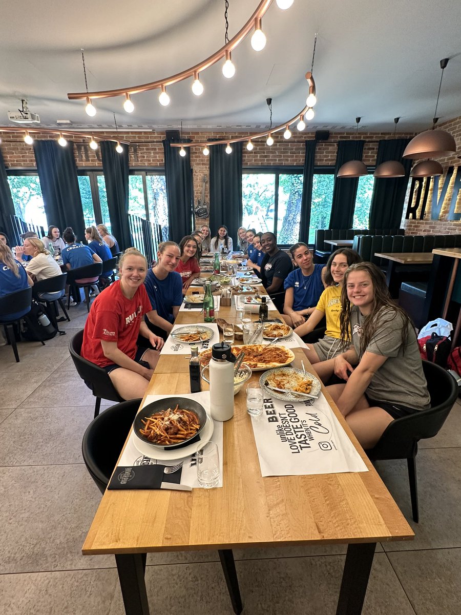 Day 3 in Croatia started off strong with another match against the U17 Croatian National Team, followed by a delicious lunch with some new friends before we took a long bus ride to Split! 📸

#GetRowdy🔴🔵 | #RoadrunnersVBEuroTrip