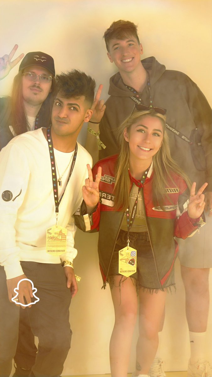 Hanging with the hotties and the other guy <a href="/Skeppy/">Skeppy</a> <a href="/CptPuffy/">Captain Puffy - Cara</a> <a href="/EllumYT/">Josh Ellum</a>