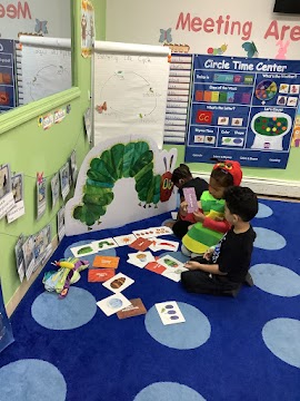 Our friends are using 'The Very Hungry Caterpillar' flash cards to sequence the story as well as to try to re-tell the story on their own.
#playfuldiscoveriescdc #playfuldiscoveries #prekforall #nycpreschool #scienceforkids #veryhungrycaterpillar #earlyreaders #storysequencing