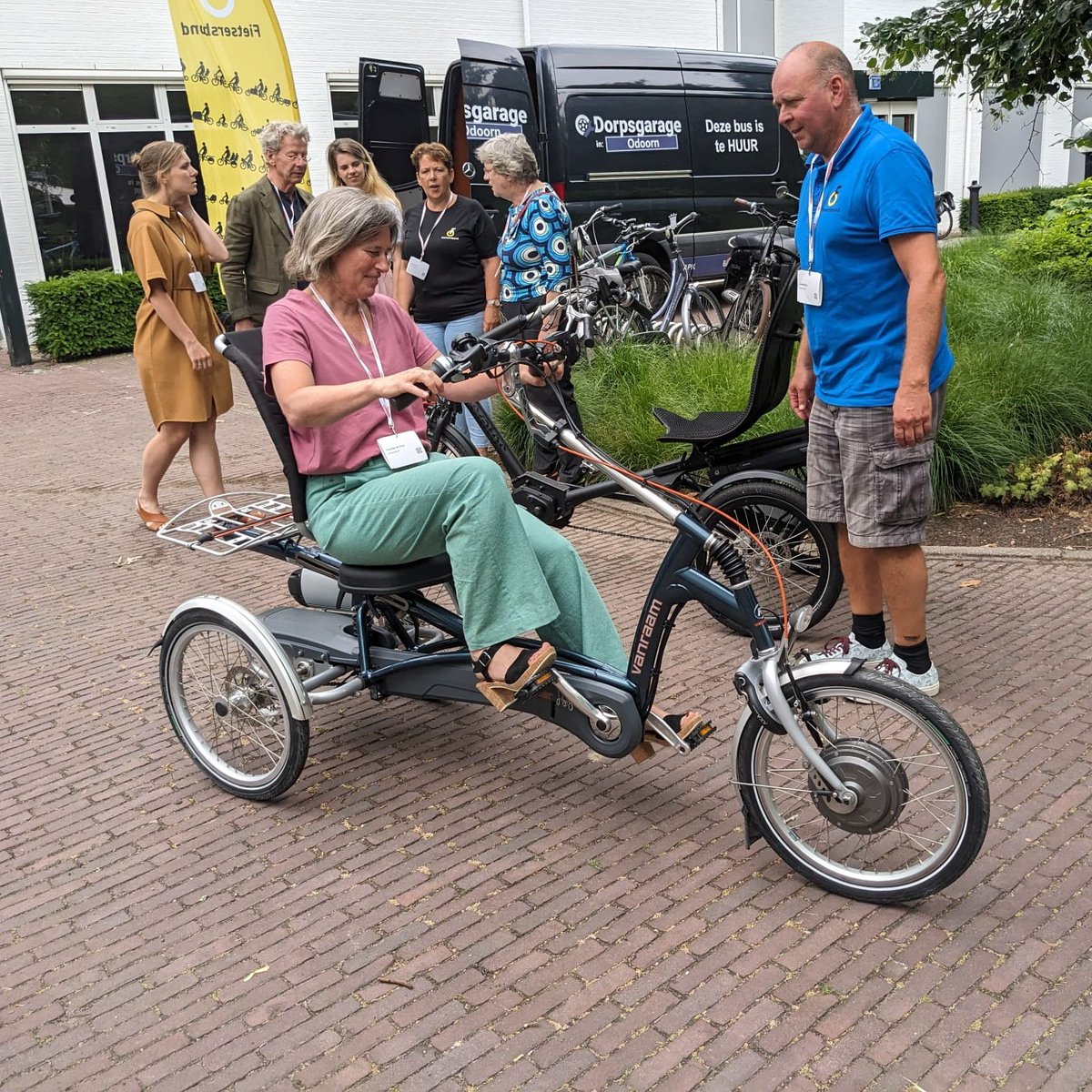 Wat komt een driewielfietser of duofietser tegen tijdens een fietsrit? En hoe is het om op een aangepaste fiets een rondje te rijden? Deelnemers aan het <a href="/Fietscongres/">#fietscongres</a> probeerden het uit! Meer over het thema weten? ➡️ Lees het rapport van de Fietsersbond: fietsersbond.nl/nieuws/fietser…