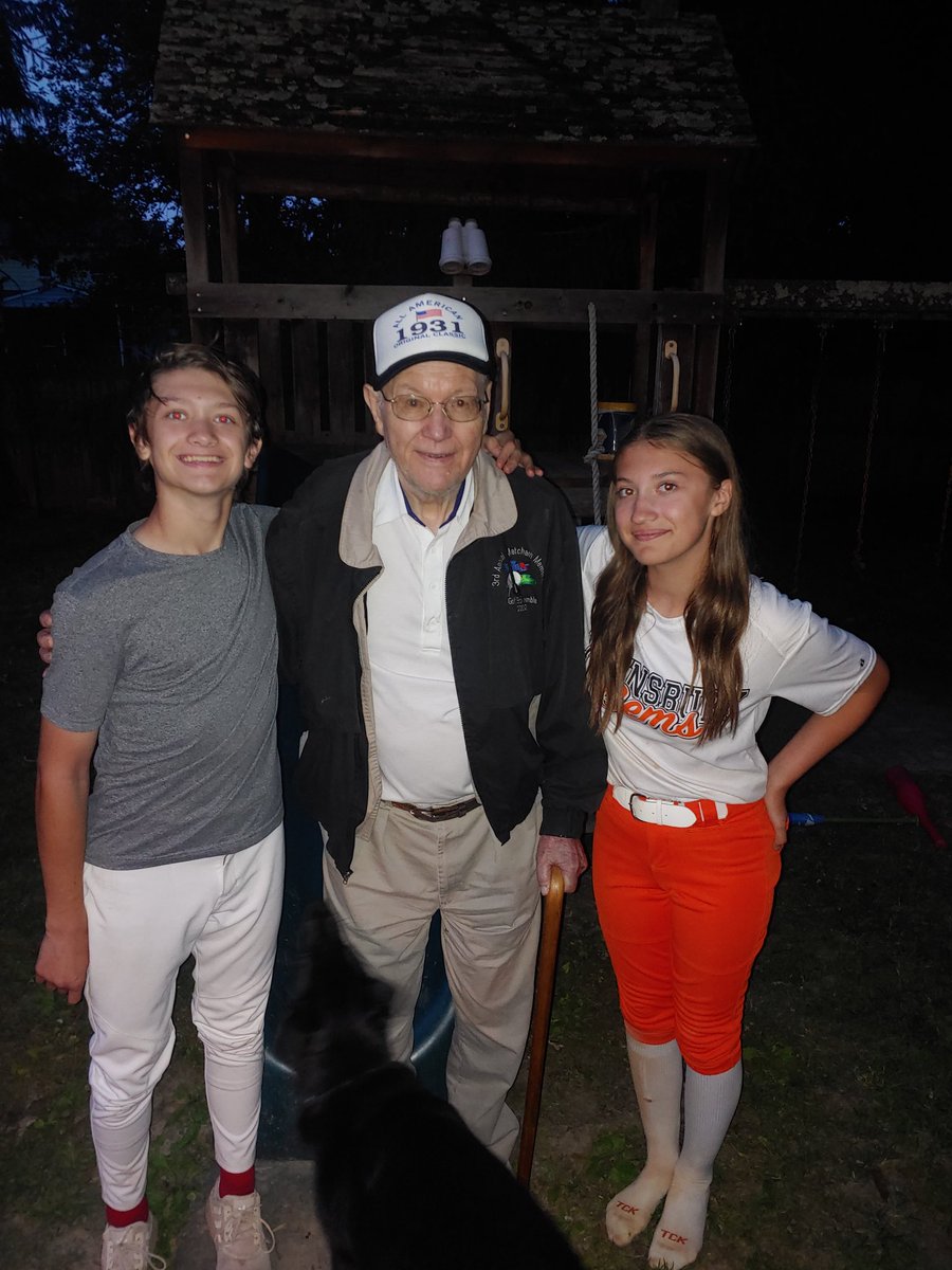 matchjam60's tweet image. Back with 91 year old dad in NJ to watch 15 and 13 year old ballers!
Father's day visit ✔ Family ❤