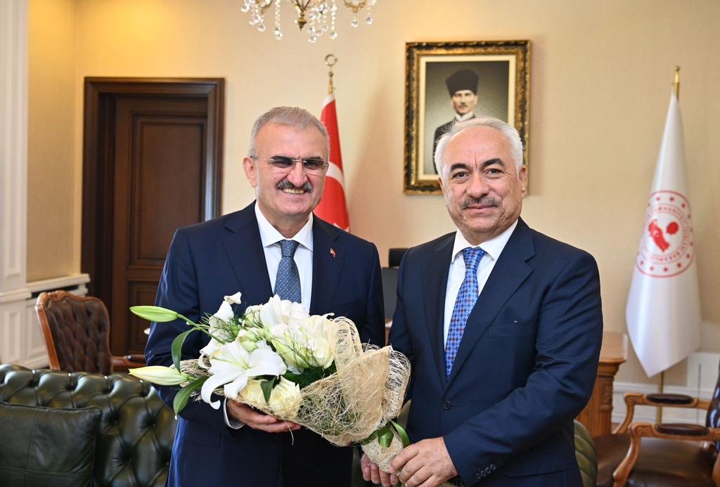 munirkaraloglu's tweet photo. İçişleri Bakanı Bakan Yardımcısı görevini selefimden devraldım. Sayın Bakanımız @AliYerlikaya’nın bakanlığımız ve bağlı kuruluş yöneticileriyle düzenlediği koordinasyon toplantısının ardından görev alanlarımda çalışmaya başladım.

#TürkiyeninHuzuru https://t.co/DZrXETXssV