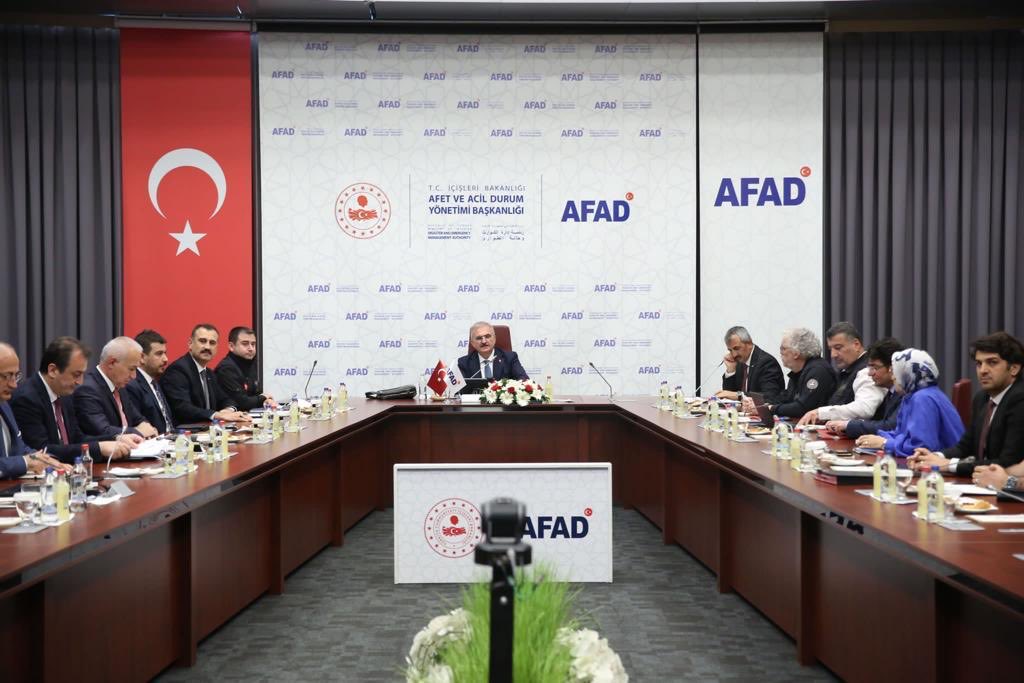 İçişleri Bakanı Bakan Yardımcısı görevini selefimden devraldım. Sayın Bakanımız <a href="/AliYerlikaya/">Ali Yerlikaya</a>’nın bakanlığımız ve bağlı kuruluş yöneticileriyle düzenlediği koordinasyon toplantısının ardından görev alanlarımda çalışmaya başladım.

#TürkiyeninHuzuru