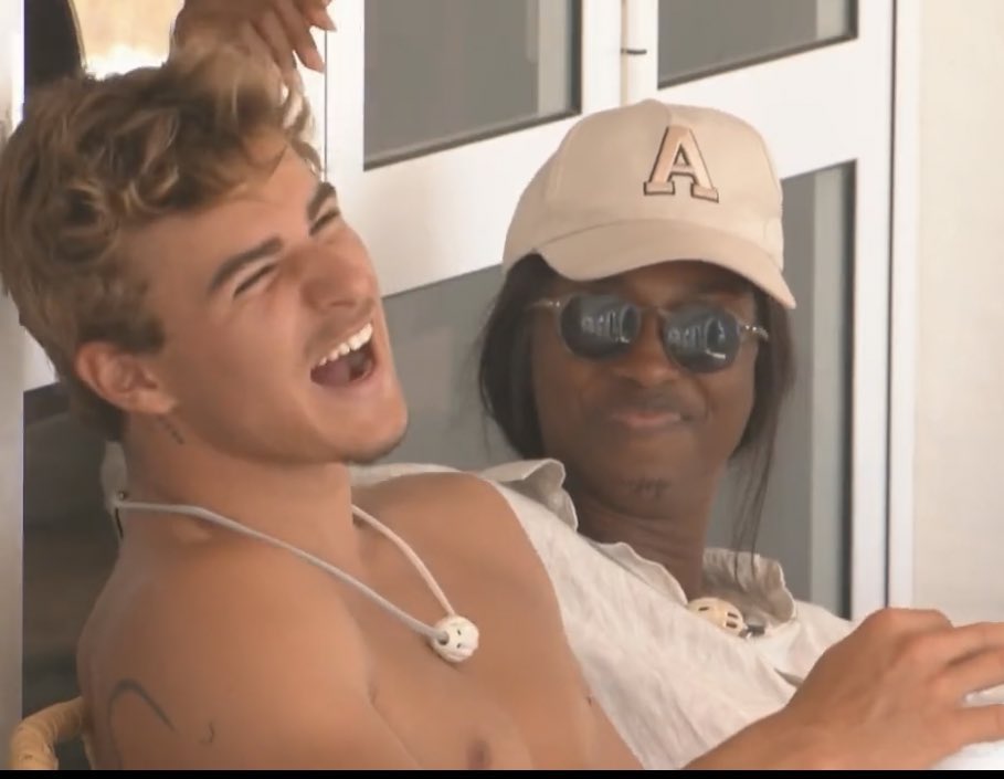 Je peux pas, comment dans cette baraque ils pensent qu’ils sont les stars de l’émission alors qu’ils participent à Cindy Island. Vraiment qu’ils profite de leur pseudo moment de gloire car il prendra fin à peine un pied dehors #LoveIslandFr