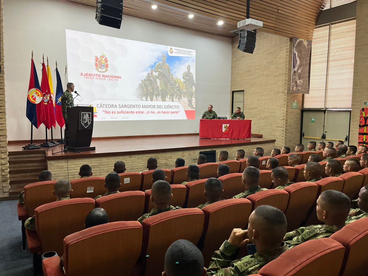 Inculcar en nuestros futuros suboficiales el trabajo en equipo y el buen rato al subalterno es un pilar fundamental para el éxito operacional; por ello compartimos con los dragoneantes de infantería y caballería de la #EMSUB la catedra de liderazgo militar.

#EducaciónMilitar