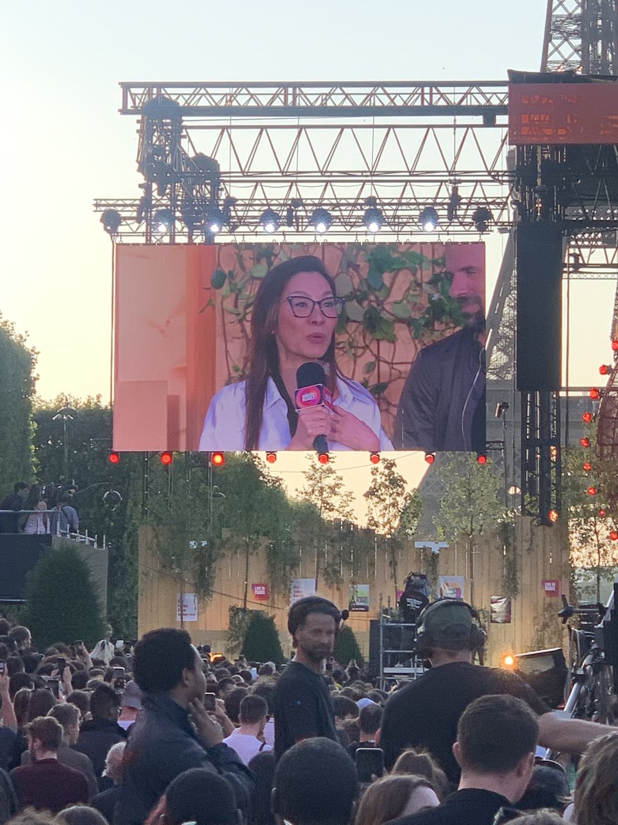 guys i’m at a concert and MOTHER MICHELLE YEOH just pulled up on STAGE