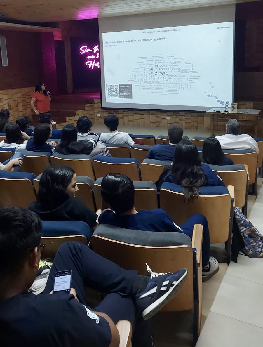 HogardBelen's tweet photo. #TrasLosPasosDeRoxe en @PUCE_Manabi organizado por el Padre Alaña SJ @rodriguezvane compartió con los estudiantes propiciando el intercambio d experiencias y valores #Roxe #libro lo podrás leer con facilidad y t recordara q el constante aprendizaje es clave. https://t.co/EW0U6pPIab