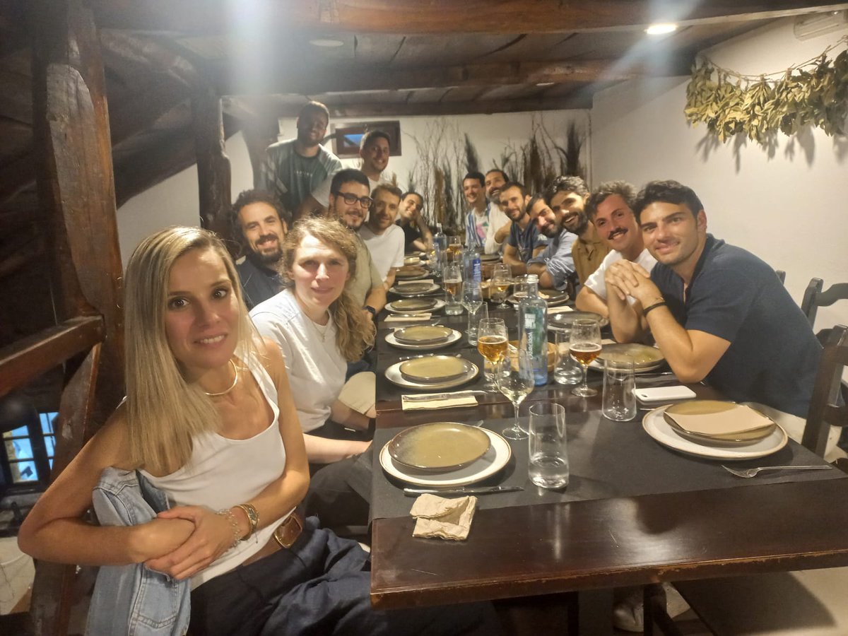 diegomarino's tweet photo. Ambientazo en la cena del coworking de @Corunet. Al final para q ocurran cosas, más q planes estratégicos o grandes inversiones (wink, wink) igual simplemente había que cederle al ecosistema un bajo en el que ir a trabajar y conocerse… si alguno quiere ir, avisad a @jaimenovoa https://t.co/WRp3RRH7uY