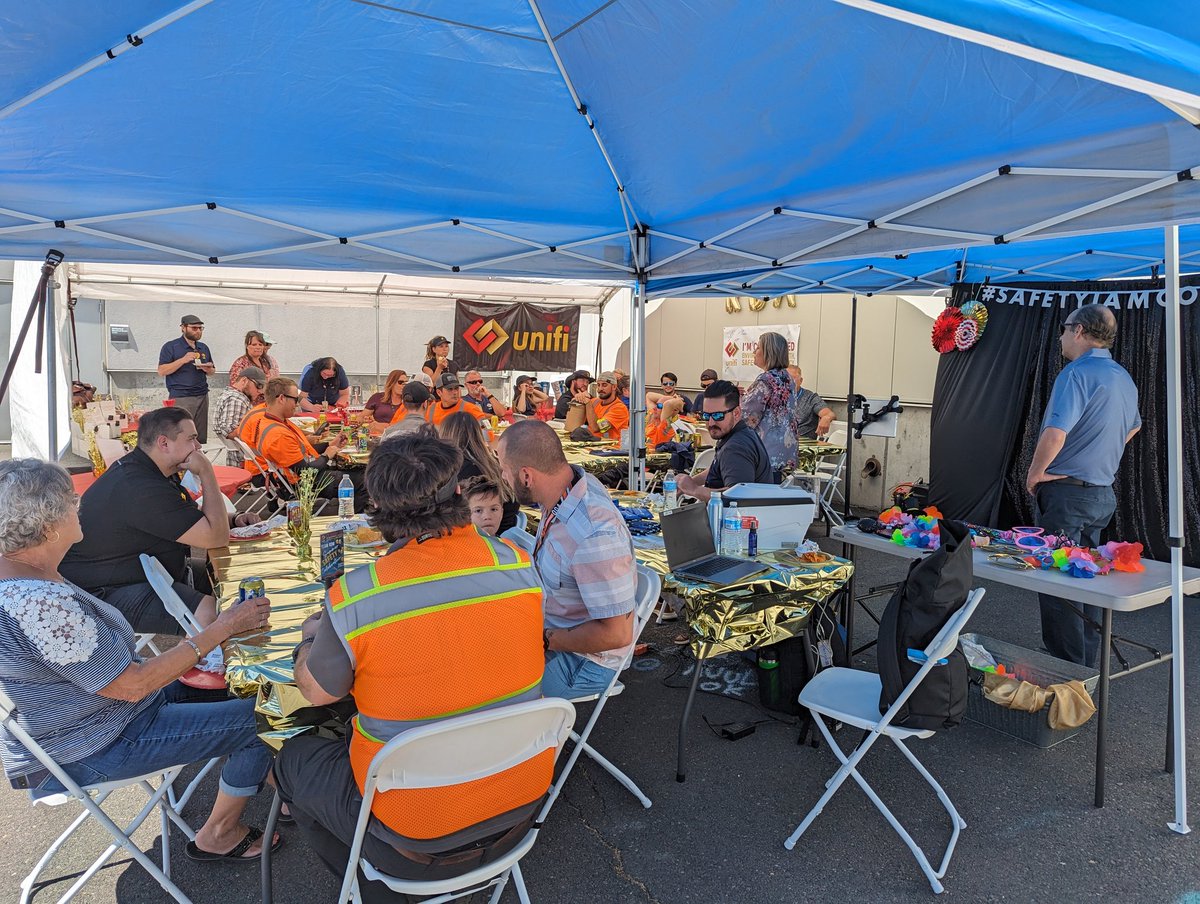 AOSafetyUAL's tweet image. Having a blast at the RDM #safetyfair! There are raffles, food, photo booths and giveaways! #whyiworksafe badges are being printed for the employees too! @Westcoastmike1