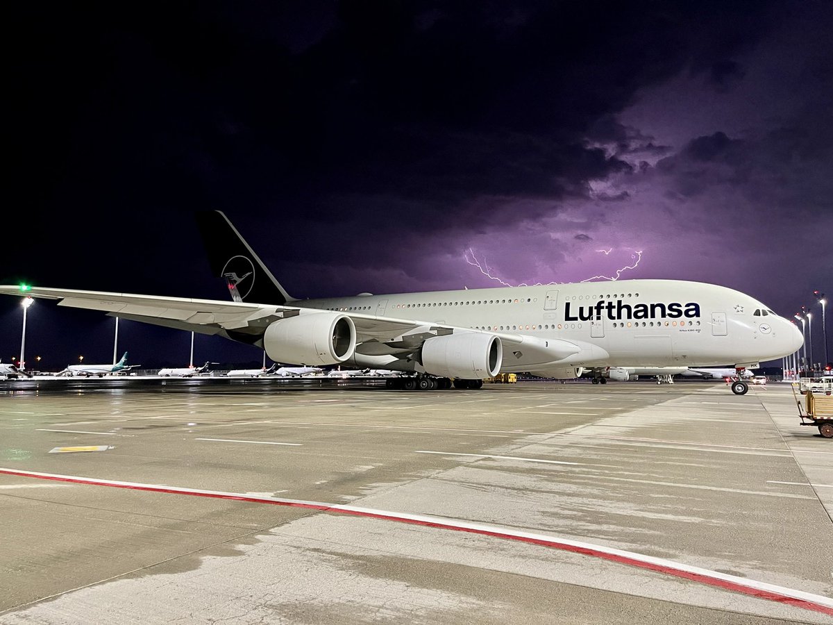 Lightning action at @MUC_Airport with a @lufthansa @Airbus A380-800
@staralliance @Lufthansa_DE #aviation #avgeek #spotter #lightning
