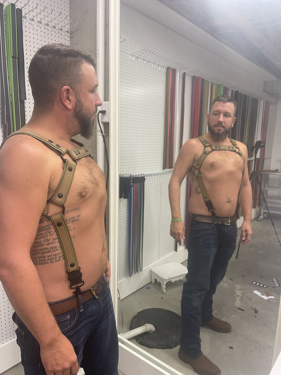 showmeguyz's tweet photo. Love my new harness made by @LddLeather super comfy !!! https://t.co/IMTRjD0Ly3