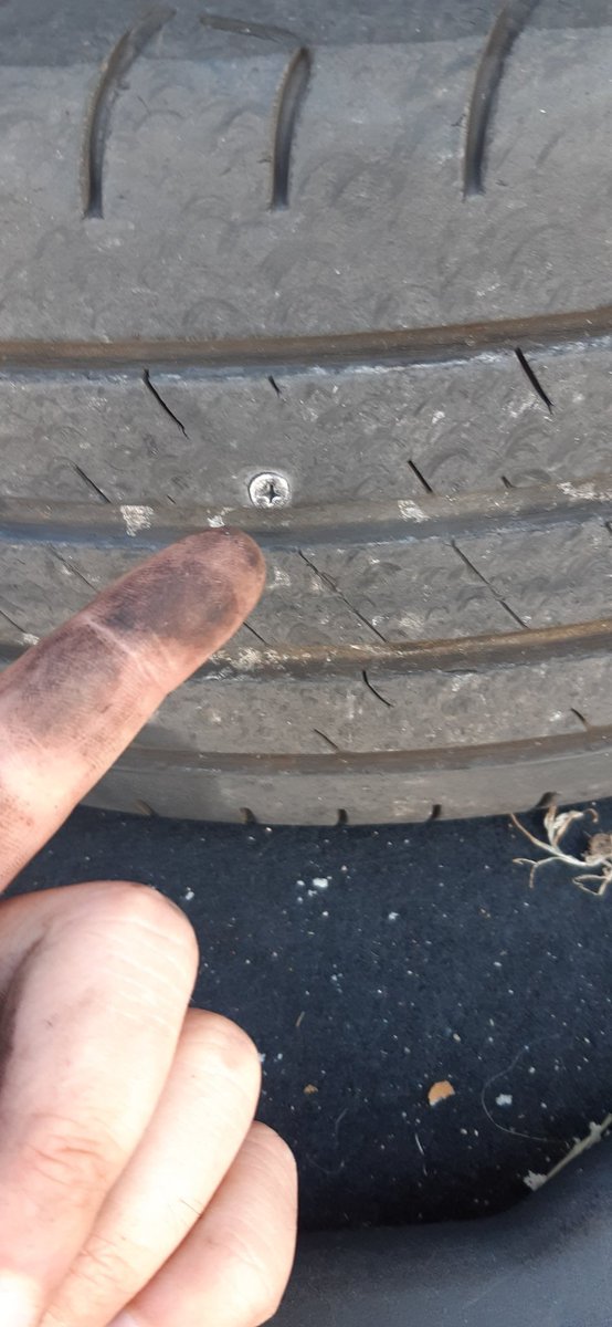 Lamento desiludir, mas há muito pouco glamour no desenho a carvão...
Sujo menos as mãos a trocar um pneu...
Era só, prossigam ...
#charcoaldrawing