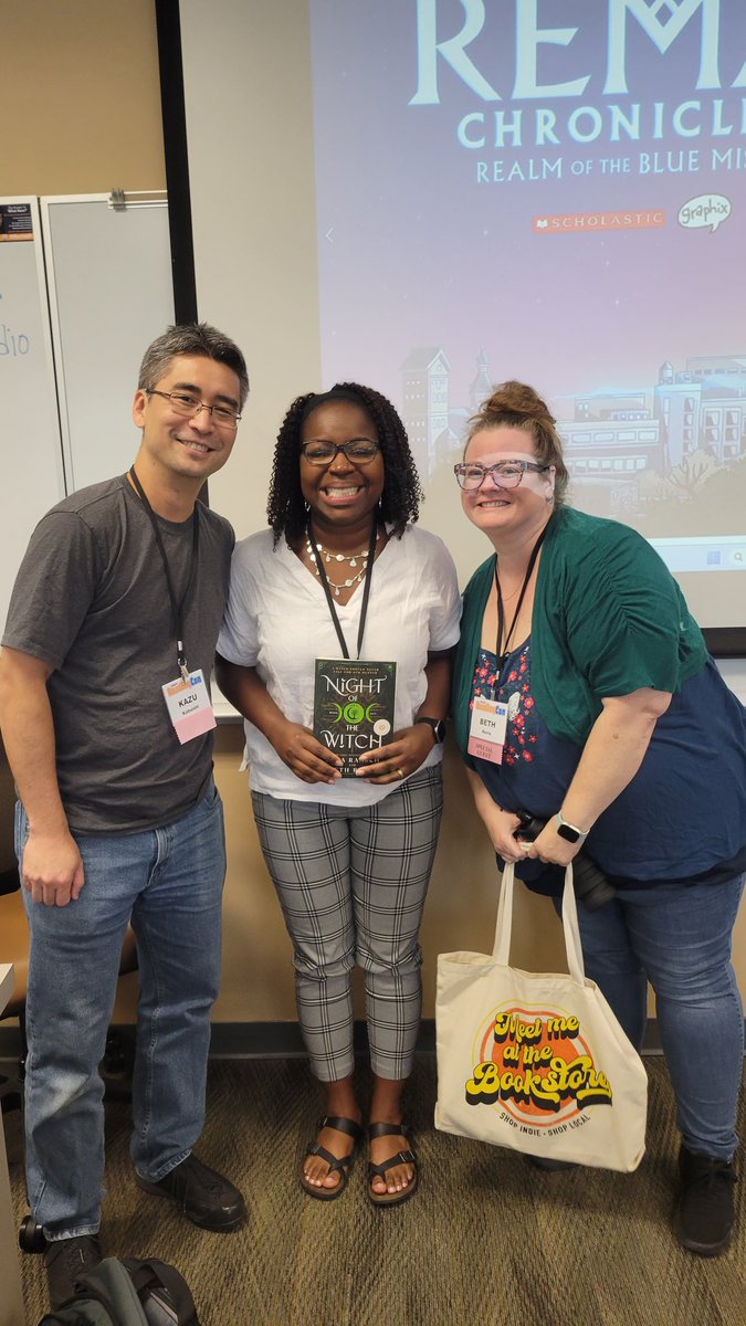 WameccaR's tweet photo. I got to hug an idol of mine. @halseanderson's writing talent has been inspirational to me since I became a school librarian. #ReadingCon also allowed @bethrevis & @kazukibuishi to bless my presentation with their awesomeness! Now time to support @waubonsee @ the Cougars game! https://t.co/PeVMU906fH