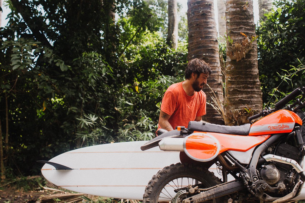 deus_japan's tweet photo. Tropical Surf & Moto Life🌴🌞
ジャレッド・メルは自然あふれるバリ島で良い波に乗り、バイクで風を切る日々を楽しんでいます。
https://t.co/z8FLFnKg2z
#Jaredmell #longboard #surf
#deussurf #deusexmachina
#デウス #デウスエクスマキナ https://t.co/jqvB88dHrI