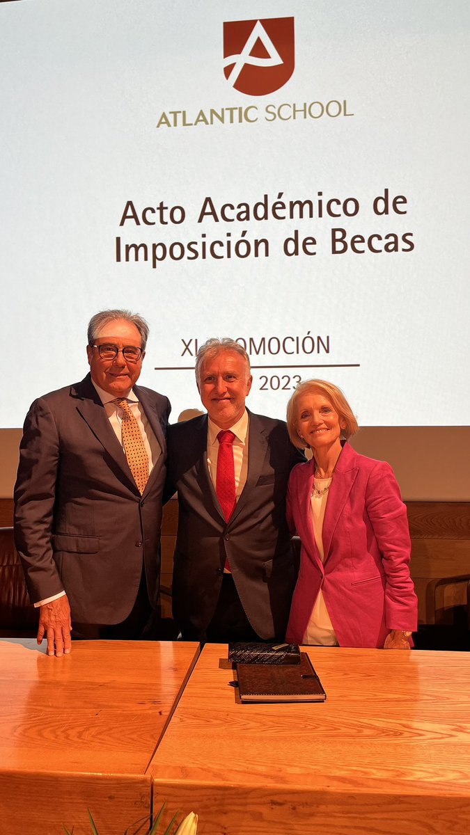 Atlantic_School's tweet photo. En @Atlantic_School estamos de fiesta. Hace unas horas hemos celebrado la imposición de becas. @avtorresp, padrino de esta XL promoción, ha animado a los 64 estudiantes a que sean curiosos porque la vida no es otra cosa que aprender. ¡Enhorabuena a todos y mucha suerte! 🍀 https://t.co/ECNgycHnoQ