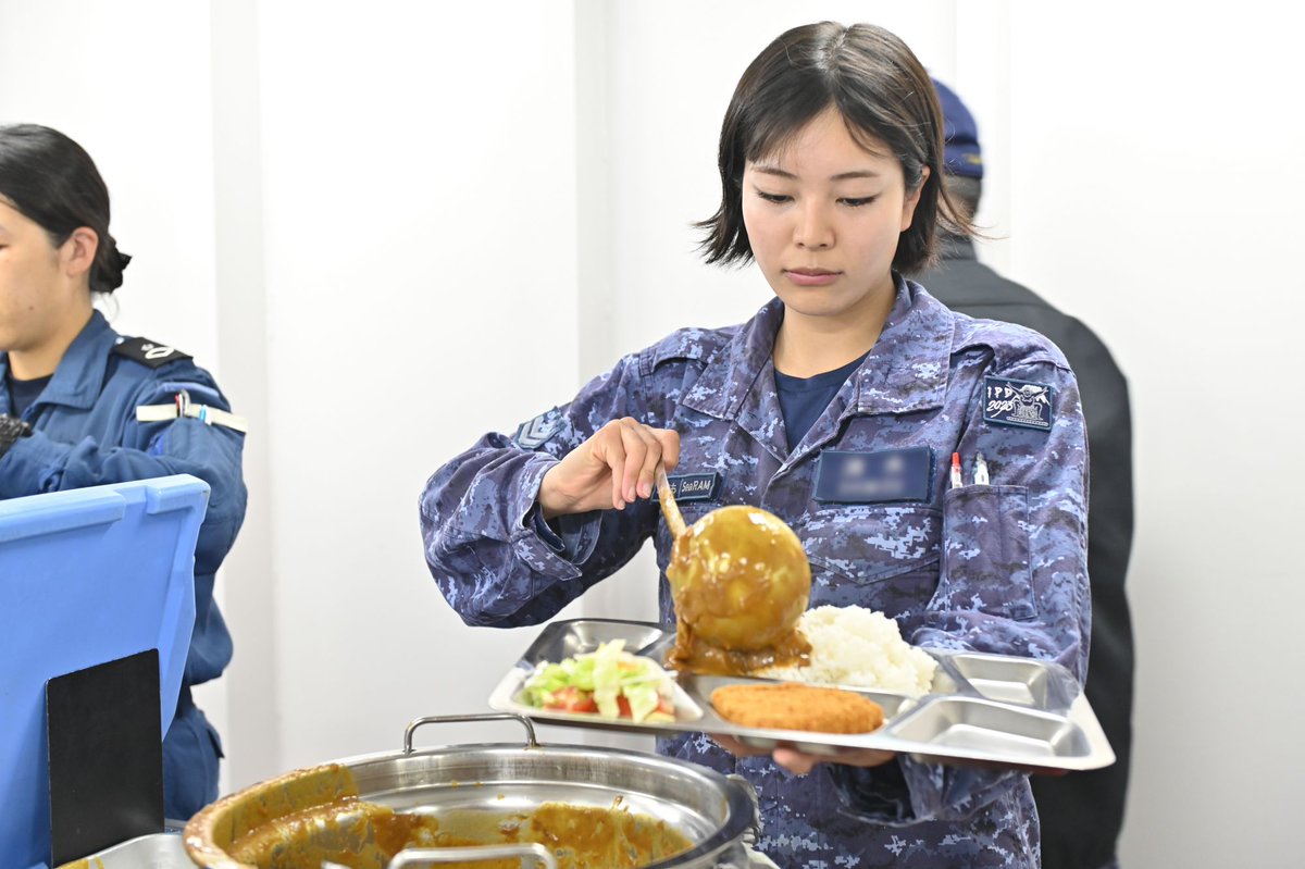 金曜日。自由で開かれたカレーには、それぞれの食べ方がある。
#護衛艦隊 #いずも #FOIP #OPFC #海自カレー