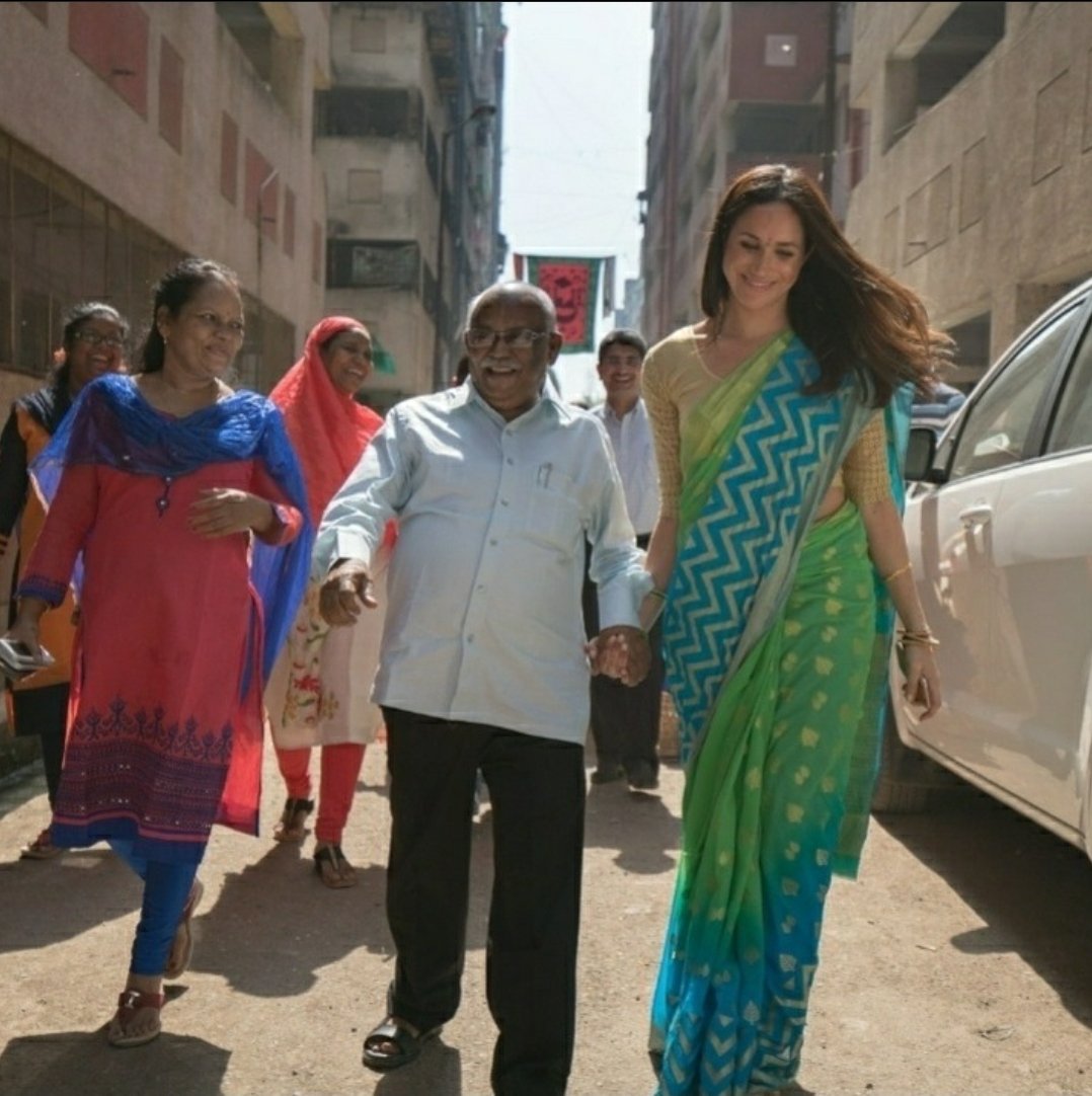 #PrincessMeghan in a #sari doing humanitarian work for the period pads poverty inequity outfit, I think! 😍🤩😍🤩😍 #MynaMahilaFoundation #Sentebale #BrotherNacho #BrotherNachoIsBetterthanTOB #MeghanMarkIe #MeghanMarkleIsLoved #PrinceHarry #HarryAndMeghanAreLoved