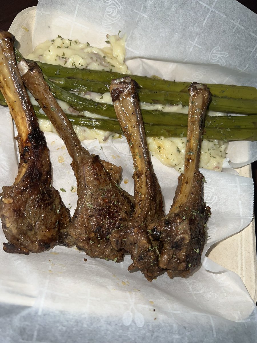 JustMyron's tweet photo. #ChefPapi back at it in the Kitchen
Urban Kitchenβs Pan Seared Lamb Chops with Mash and Asparagus https://t.co/xGcHZY3WHI