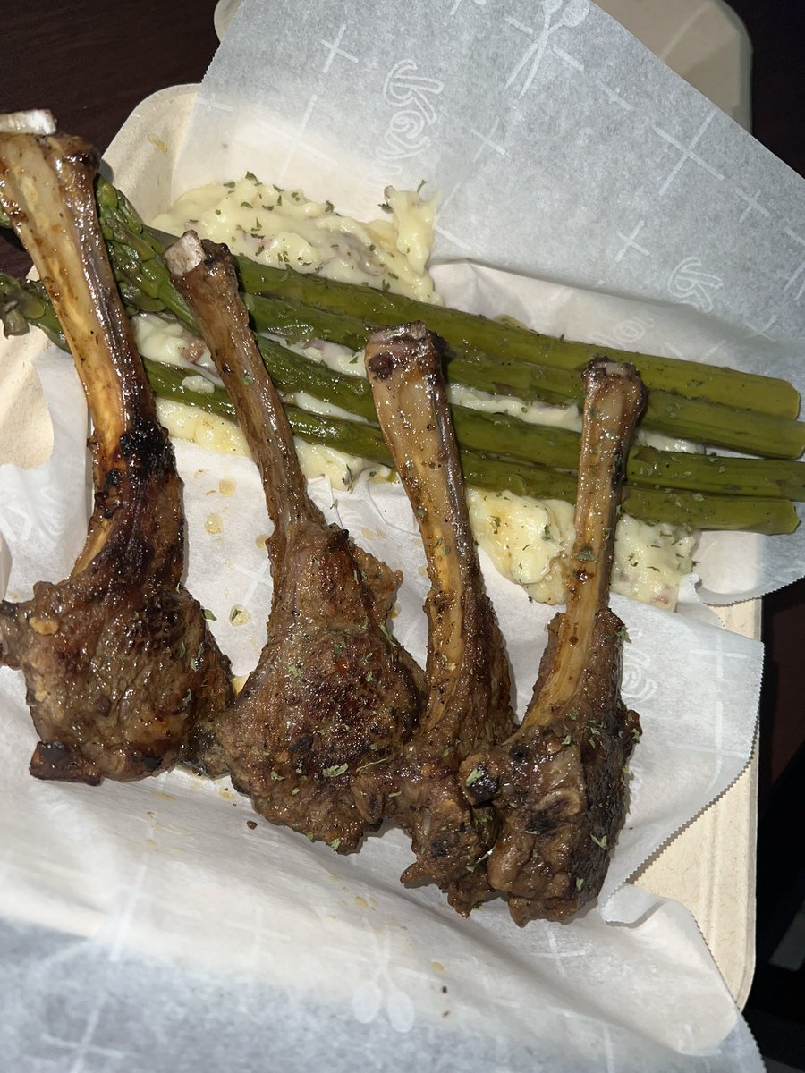 JustMyron's tweet photo. #ChefPapi back at it in the Kitchen
Urban Kitchenβs Pan Seared Lamb Chops with Mash and Asparagus https://t.co/xGcHZY3WHI