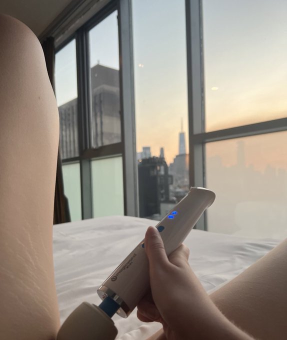 only four more days until i can jerk off to nyc sunsets again ✨ https://t.co/NnuQoFARHQ