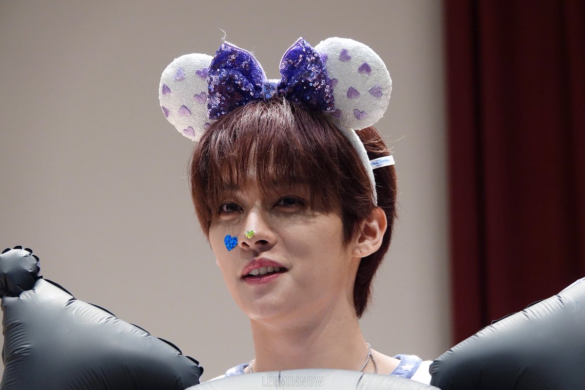 t_rinosaur's tweet photo. 230610 뮤직플랜트 대면 the most shu porang porang linos (im happy he wore the mickey ears he's literally so cute 😭)

#leeknow #리노 https://t.co/F9fiVPVJzR
