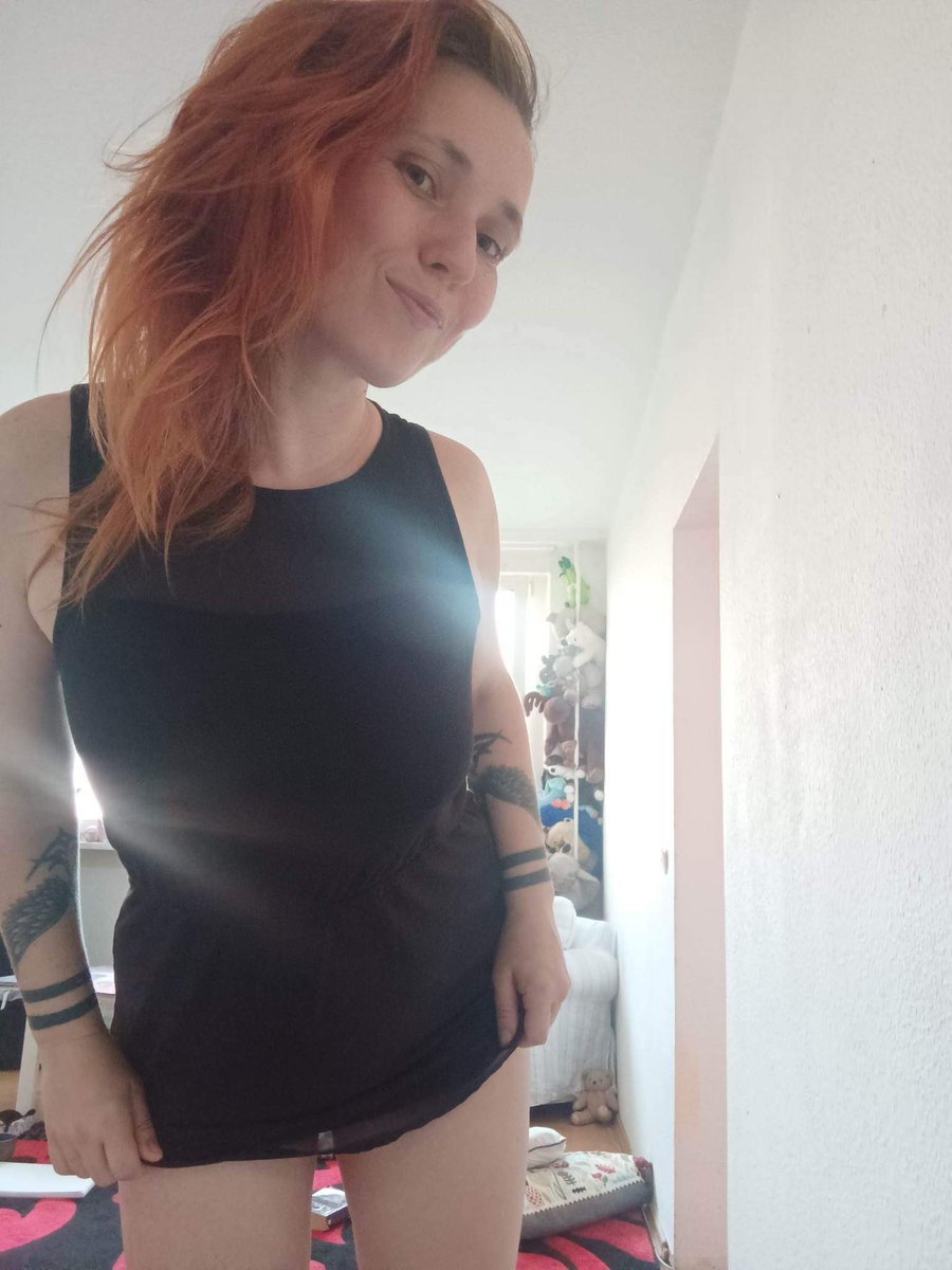 Videos on my Fansly now of me wandering around Berlin without any panties 🙈 

⭐️ fans.ly/KinkyBerlin ⭐️