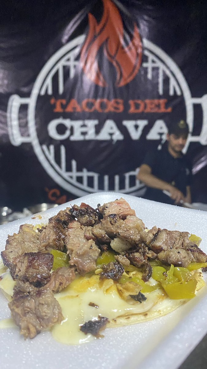 Salí del gym y llegue a los tacos del chava en su nueva sucursal 📍Ave Seguro Social #82 Col. Modelo  un gusto saludar al viejon le deseo el mejor de los éxitos y como no… también aproveché pa echarme el famoso taco muchacho 🌮🙌🏼 saludos!!