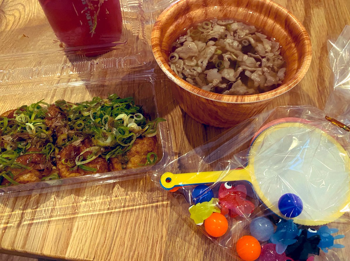 今日のお昼は近所で見つけたたこ焼き屋さんでネギポン酢たこ焼きと肉吸い😋
オモチャおまけでくれた可愛い🐟🐠🐡

#お昼ごはん
#ランチ
#たこ焼き
#肉吸い