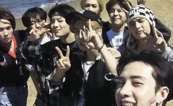 starfess's tweet photo. -guys saranin sender lagu2 galau dari mereka dong. tia ♡ https://t.co/s3lZohfCRm