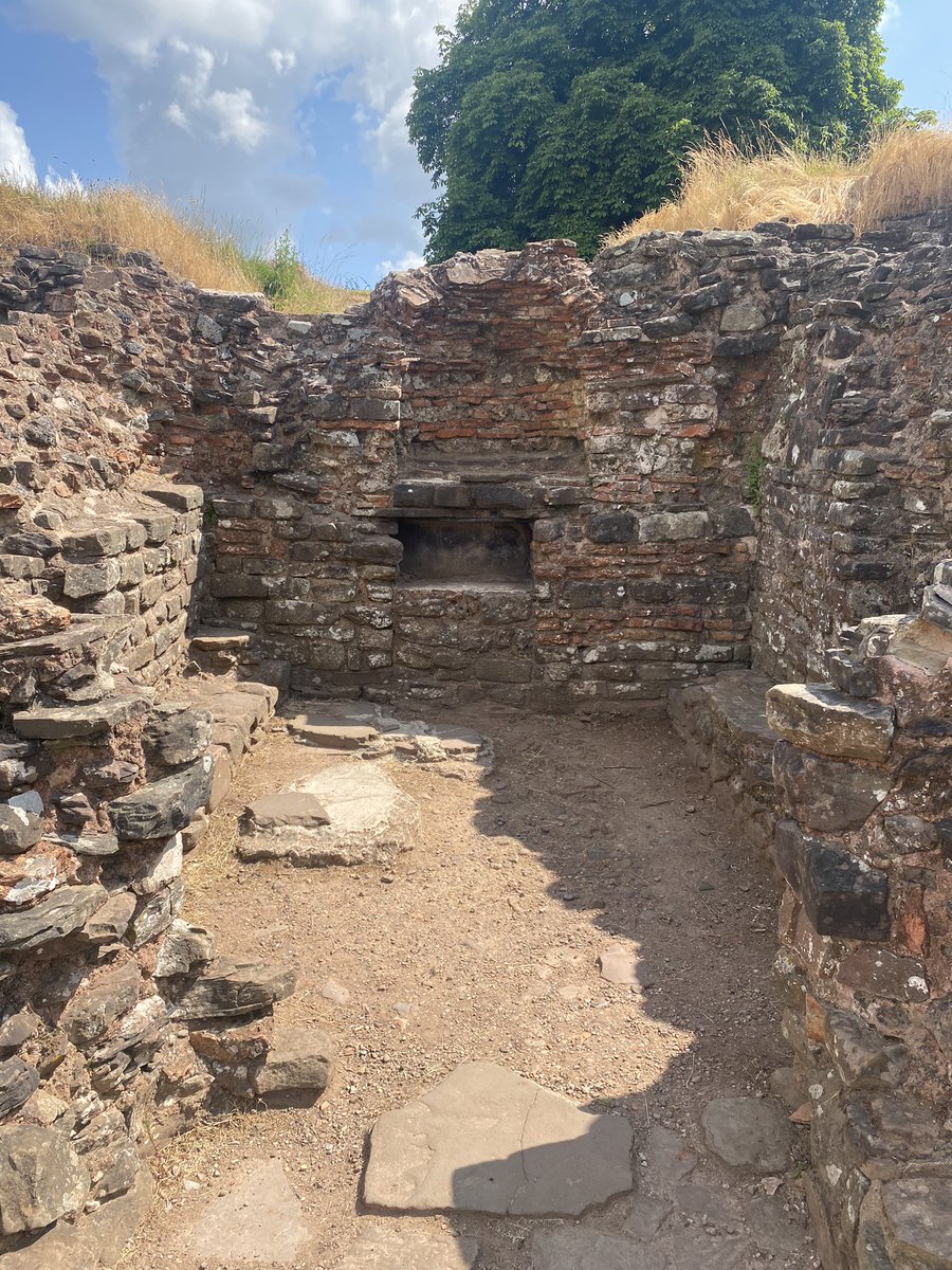 forder_phil's tweet photo. Immersing myself in the #roman world through the ancient brickwork at #cearleon #ampitheatre ‘si moenia loqui’ 90 -270 AD https://t.co/ZwrvLzWV1Z
