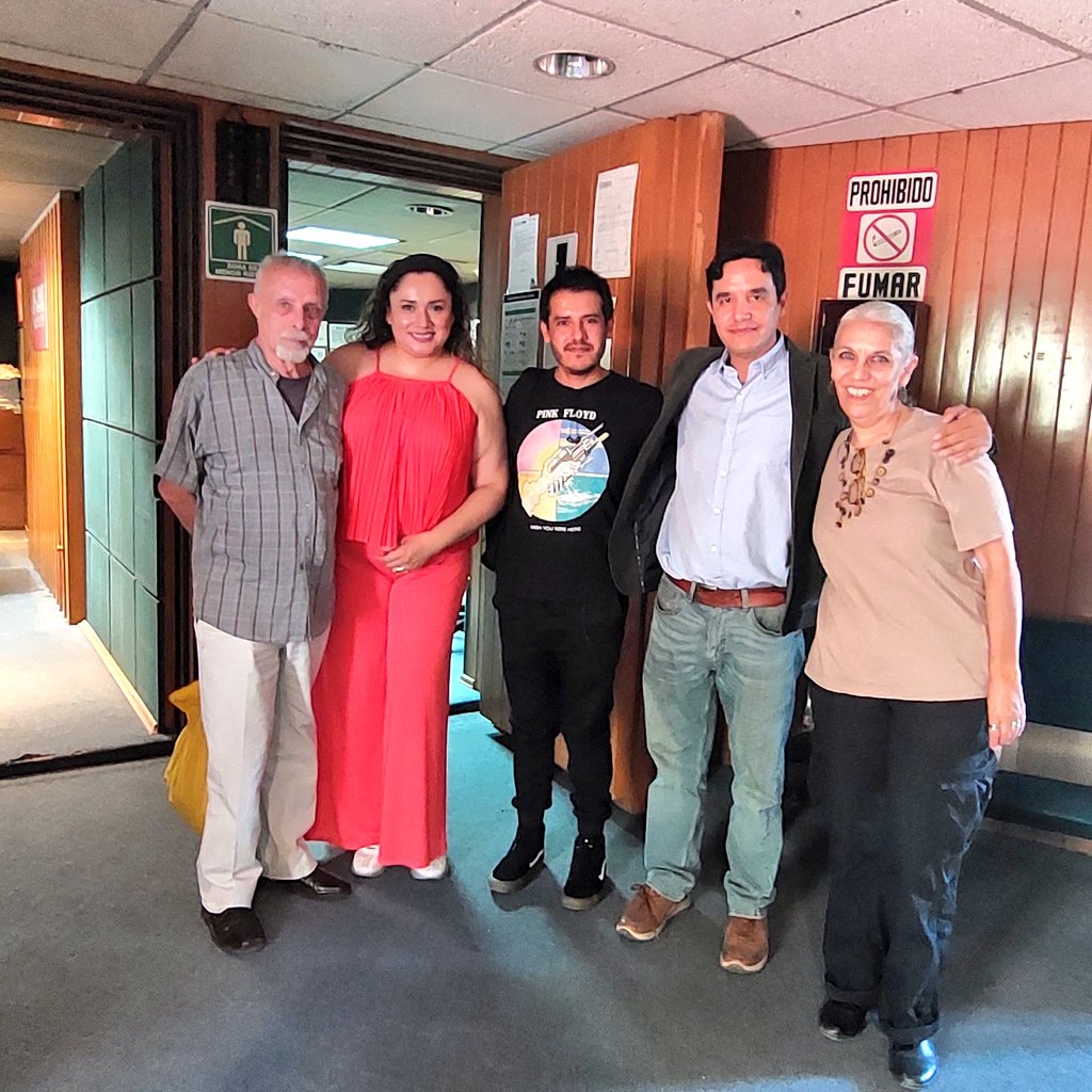 castillo_xeb's tweet photo. Agradecemos que hayan estado en la cabina de XEB, nuestros invitados: Frino (Director General de Culturas Populares, Indígenas y Urbanas), Armando Pous y Fernando Eslava.
Con quienes charlamos de la exposición LA CARAVANA. ÍDOLOS DEL PUEBLO. 
Museo Nacional de Culturas Populares. https://t.co/4HsEpSUsBT