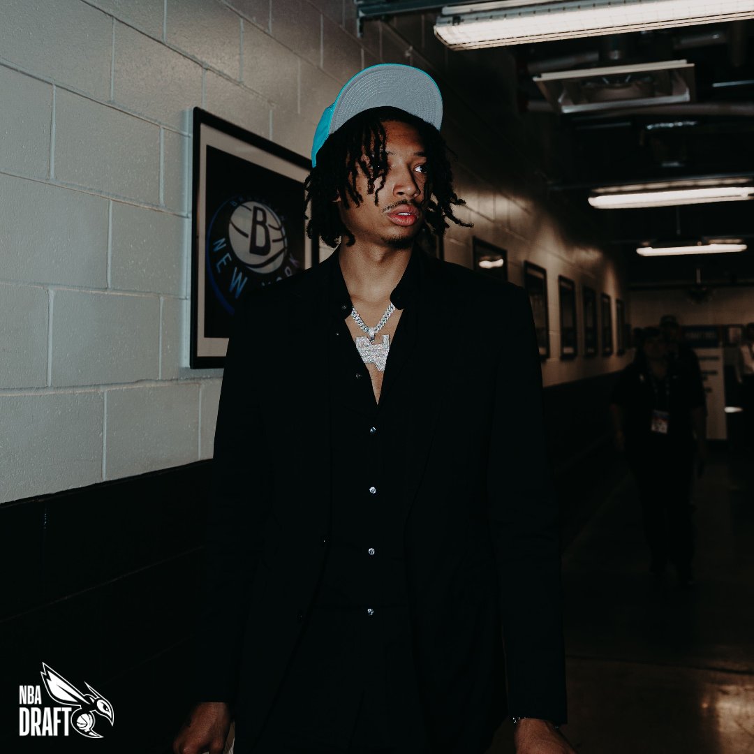 hornets's tweet photo. Welcome to it @lif3nick 🤝

#HornetsDraft | #NBADraft https://t.co/pqDaKxeKtK