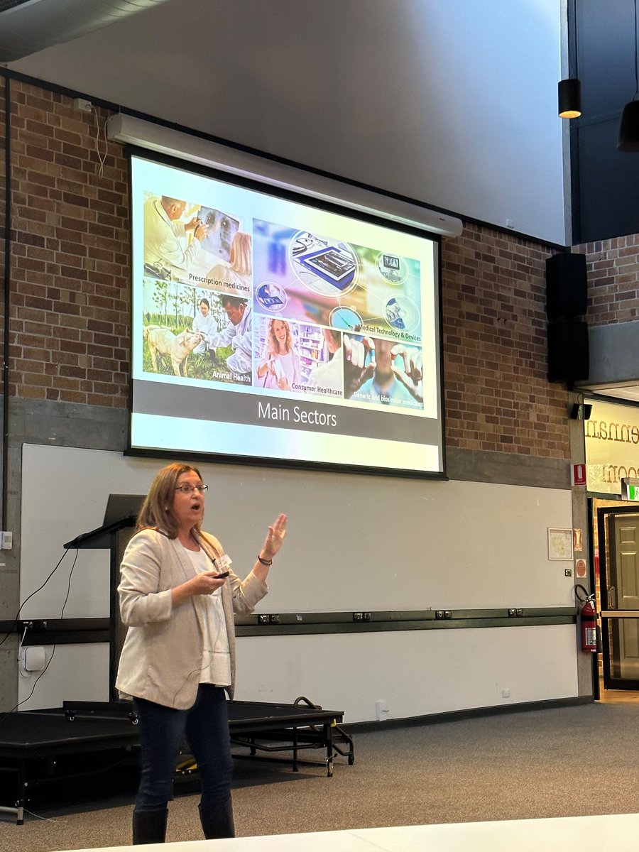 SarahValko's tweet image. Terrific talk from Simone Diamindis, Senior Product Manager @Boehringer
Great overview of the different sectors of the Pharma industry as well as stepping us through lots of great tips re. the industry recruitment process
#SBSPIndustryCareersDay