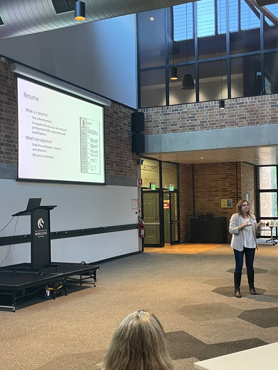 SarahValko's tweet image. Terrific talk from Simone Diamindis, Senior Product Manager @Boehringer
Great overview of the different sectors of the Pharma industry as well as stepping us through lots of great tips re. the industry recruitment process
#SBSPIndustryCareersDay