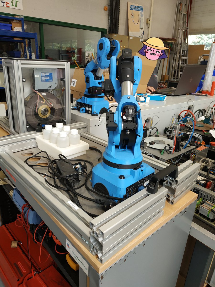 scr33tch's tweet image. Hier, petite visite à #FabAcademy de La Roche-sur-Yon. J'ai pu y croiser quelques spécimens de robots sympathiques dont ceux de @NiryoRobotics.