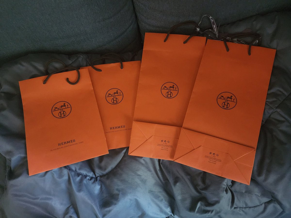 Cactusss19's tweet photo. ถุง Hermes 4 เหมาๆ พร้อมโบว์ปี 23 2 เส้น
ราคา 600 รวมส่งค่า ซื้อแยกสอบถามได้ค่า 🥰
#แบรนด์เนม #ส่งต่อเสื้อผ้ามือสองราคาถูก #เสื้อผ้ามือ2 
#ส่งต่อเสื้อผ้า 
#เครื่องสําอางมือสอง 
#Hermes https://t.co/GBukPPvUrY