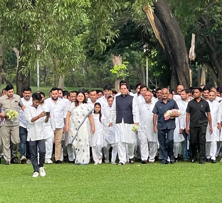 varungandhi80's tweet photo. Anasuyaa Gandhi paid tribute to her grandfather Late Shri Sanjay Gandhi at Shanti Vana for the first time today, on his 43rd death anniversary. 

She was accompanied by her father and her dadi. https://t.co/k5M9PMfCdl
