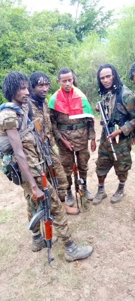 GarbiiB's tweet image. 𝘼𝙣𝙖𝙖 𝘿𝙝𝙪𝙛𝙪𝙪

Miseensotni raayyaa ittisa impaayerattii kun 1 godinaa arsii lixaa Aanaa Heebaan Arsii ganda Sadee Sadiin jedhamu irraa meeshaa AKM 1, rasasa 150 fudhaachuun WBO Cibraa Jaal Nadhii Gammadaa bira ga'ee jira.