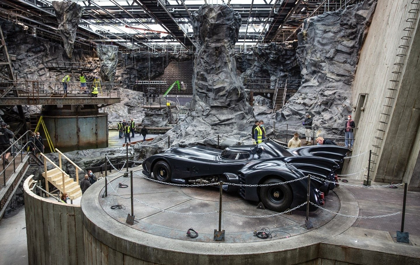 DiscussingFilm on Twitter "The Batcave set used for ‘THE FLASH’. Read
