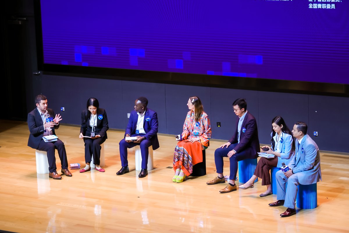 tweetjibran's tweet photo. Honored to join the panel on “Possibilities in China” at #FutureCloseUp Forum by CICG, Tencent and thinc. Shared my views on China’s digital economy, unity, equity, social innovation and my fav apps WeChat and Meitu. Learned a lot from the amazing discussions and connections. https://t.co/6APlwszFAz