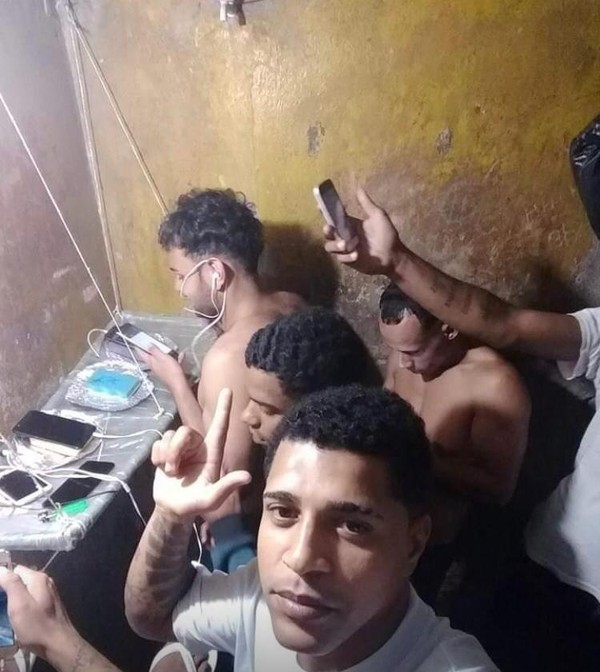 rapworldbr's tweet photo. Young Thug assim conversando o Drake por ligação direto da cadeia em "Parade On Cleveland".

KKKKKKKKKKKJJ negão suavao trocando as ideias, nem parece que ta trancado. https://t.co/EFnFyE2rfN