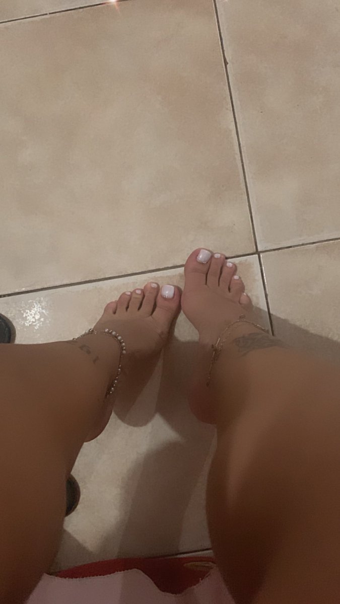 niiinib's tweet photo. La carita/Los pies https://t.co/eavk1dlk63