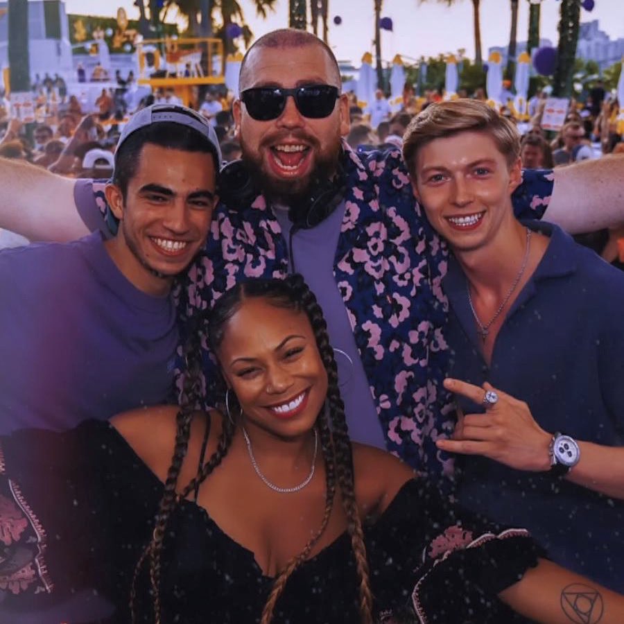 🤯MILLION DOLLAR BILL OUT AT MIDNIGHT🤯
 
Our new single with big bro @majesticonline &amp; the incredible @blamealexmills drops at midnight🤯❤️

The hype and the buildup to this record dropping has been nothing like we’ve ever seen before. We can’t thank you all enough for the love.