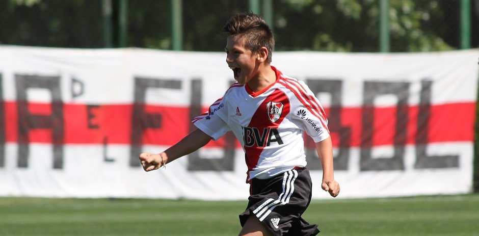 Kevinnnnnnnn_10's tweet photo. Es increible que esté pasando esto, es el sueño de todos los que lo vimos bailar todos los europeos en un mundialito, me alegra informarles que Claudio Jeremias Echeverri debutará en River https://t.co/9rdpkoJLN0