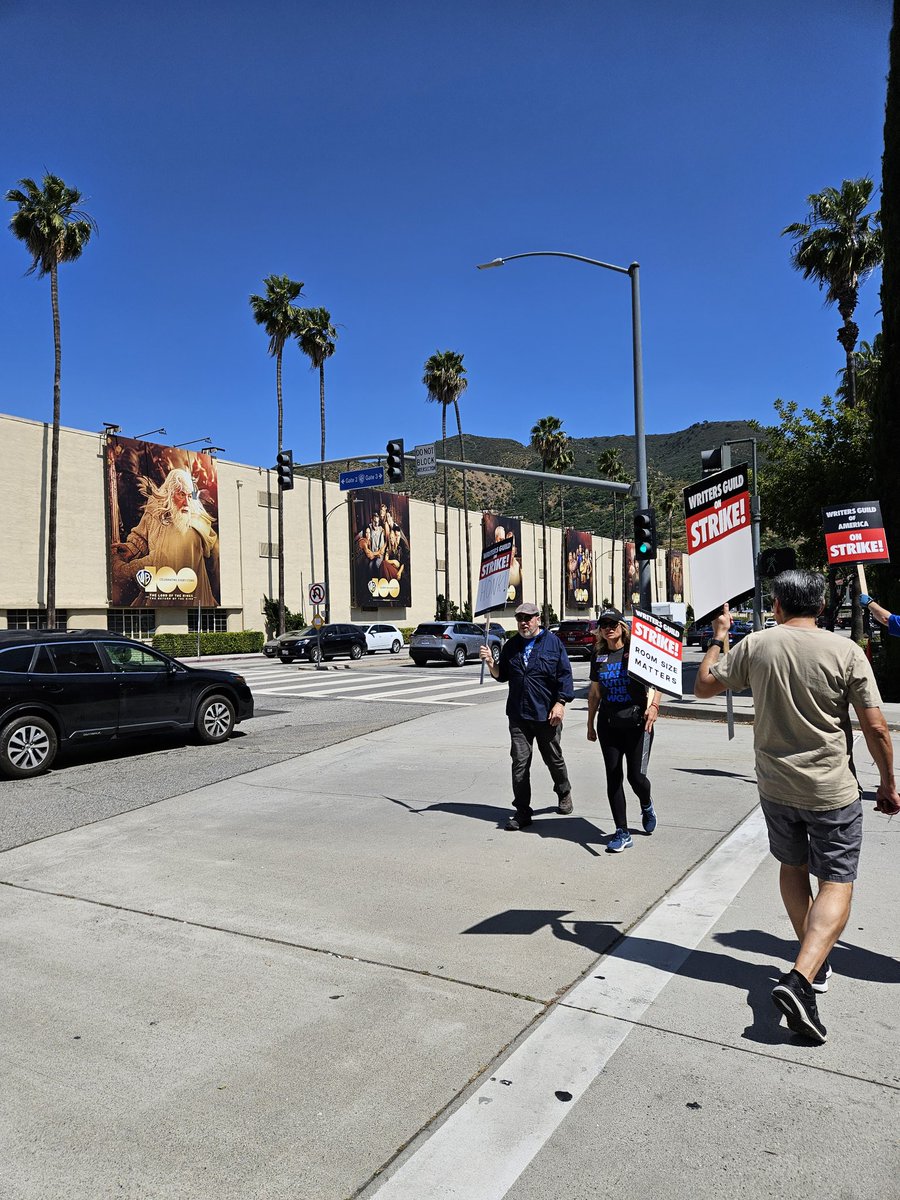 The end of another great day on the picket line! It's a pleasure to support the writers and I wouldn't be here without @WGA_fandomLove! Thanks for the fantastic coverage of the strike, unwavering since it started, and bringing fandom into it!  #WGAstrong #WGAatWB  #WGAstrike