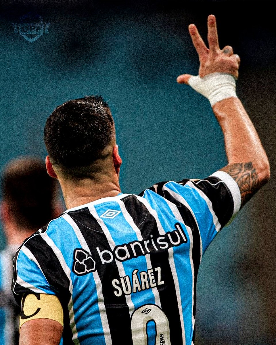 O que esse cara é diferenciado no ataque é brincadeira. Suárez chegou aos 15 gols com a camisa do Grêmio. São 9 assistências. 27 jogos.

Vida longa ao 'Pistolero' no Brasileirão! 🇧🇼

Grêmio 3x1 América. Tricolor no G4 ✅