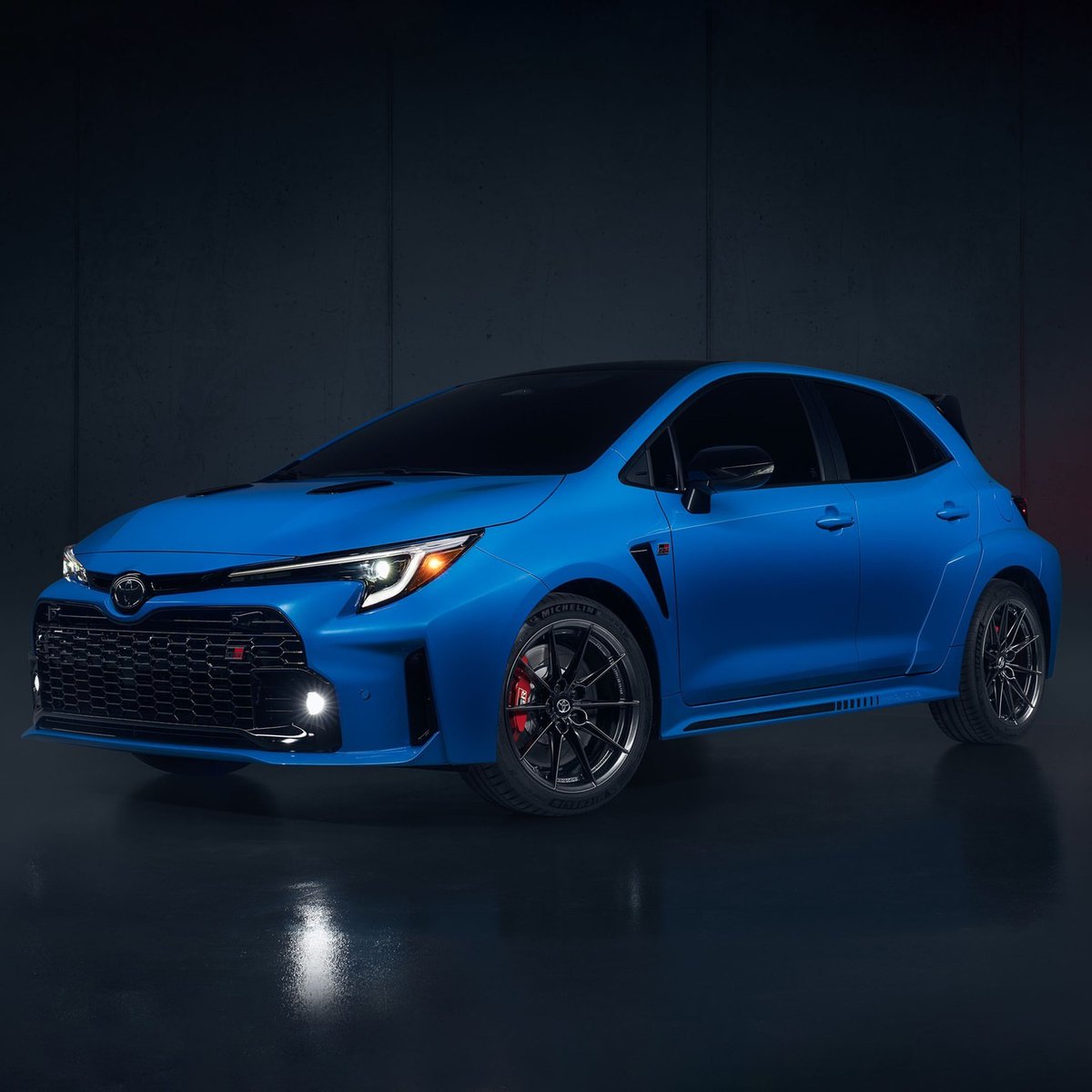 #GRCorolla Circuit Edition carries the 𝙝𝙤𝙩 𝙝𝙖𝙩𝙘𝙝 torch for 2024! Adding a new exterior color called Blue Flame for a head-turning look and black forged aluminum 18-inch BBS ® wheels that come standard! 🔥