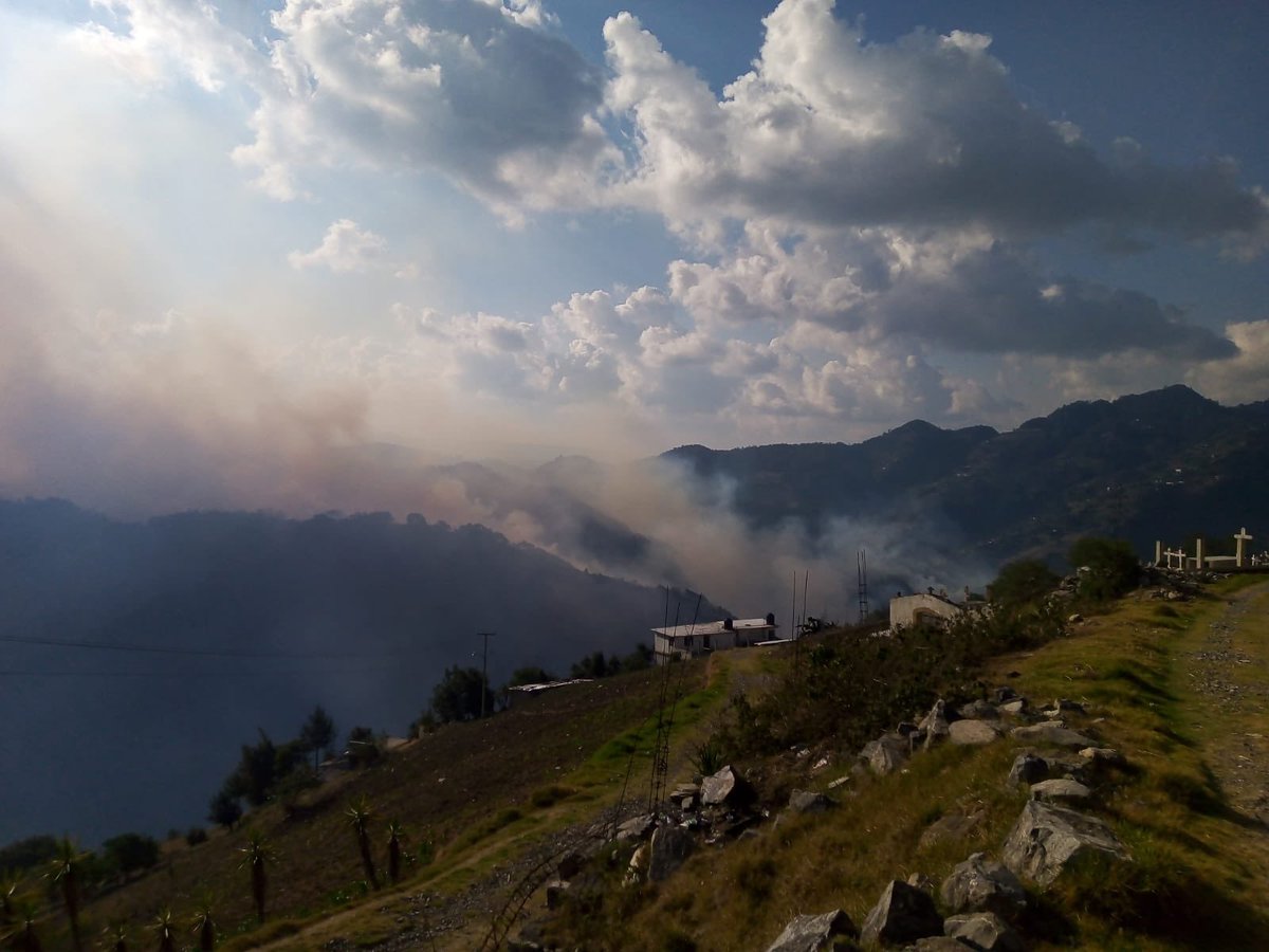 ALunaSilva's tweet photo. 🔴 # ÚLTIMAHORA 🔴

Inician evacuación de 3 comunidades de #Zacatlán #Puebla por recrudecimiento de 🔥 incendio forestal, informa @AmbienteGobPue.

80 brigadistas libran una batalla contra las llamas; los fuertes vientos dificultan las labores.

@Pueblaonline 
@CronicaPuebla_ https://t.co/BqVJfntHN0